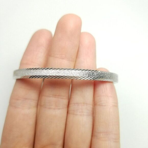 Vintage Crown Trifari Silver Tone Round Bangle Bracelet, Textured Design, Estate - Picture 3 of 6